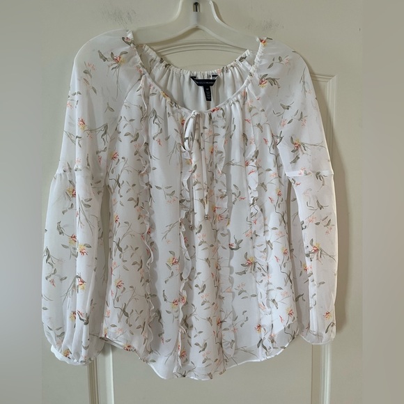 White House Black Market Tops - White House Black Market Floral White Blouse Women’s Size 0
